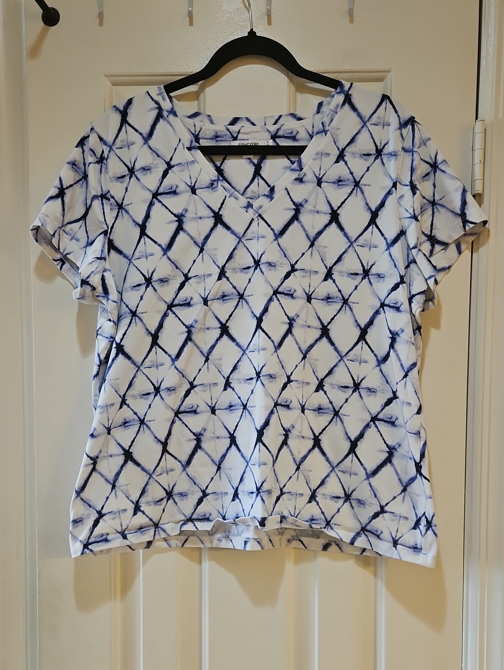 Chico's White and Navy Blue Diamond Tie-Dye V-Neck Short Sleeve Top
